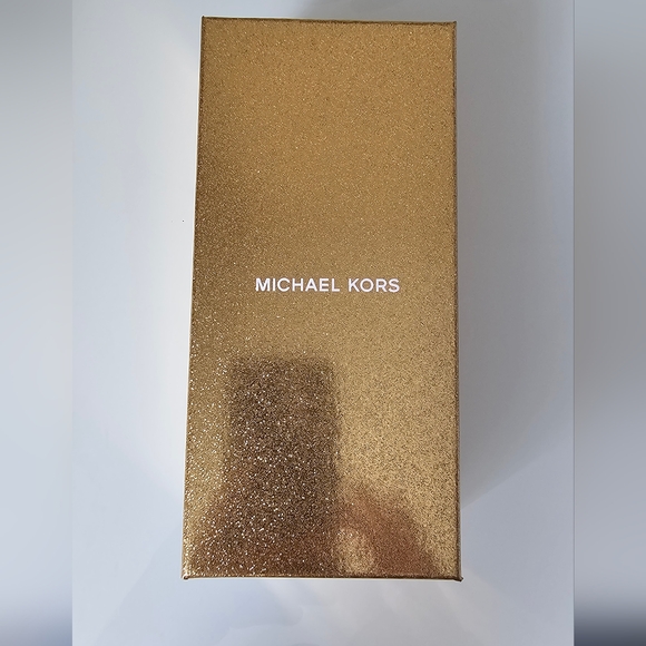 Michael Kors Airpods Pro Case - Picture 8 of 9